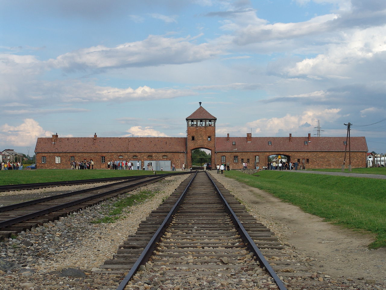 1280px-Birkenau_gate
